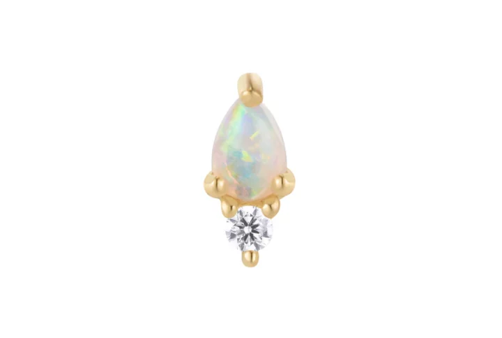 Daydream Opal & CZ Threadless End in 14k goud met Australische opaal en cz-accent – close-up” Of specifieker bij model: “Close-up van de Daydream Threadless End – 14k roségoud met opaal en cz, gedragen in helixpiercing