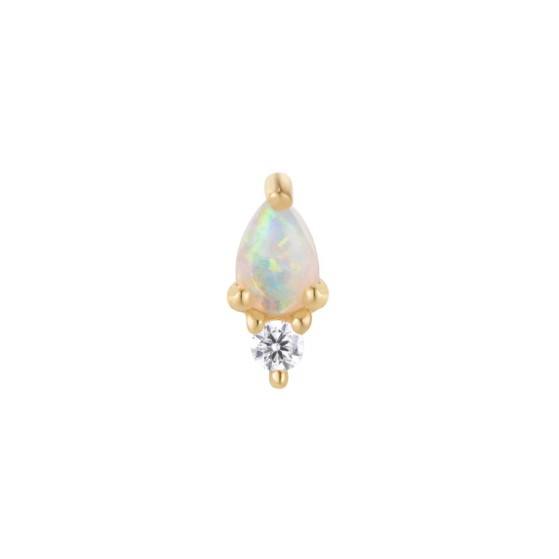 Daydream Opal & CZ Threadless End in 14k goud met Australische opaal en cz-accent – close-up” Of specifieker bij model: “Close-up van de Daydream Threadless End – 14k roségoud met opaal en cz, gedragen in helixpiercing